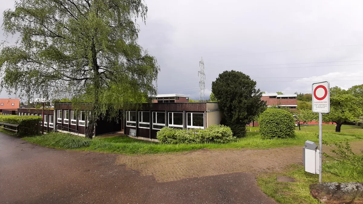 Aussenansicht eines Schulhauses.